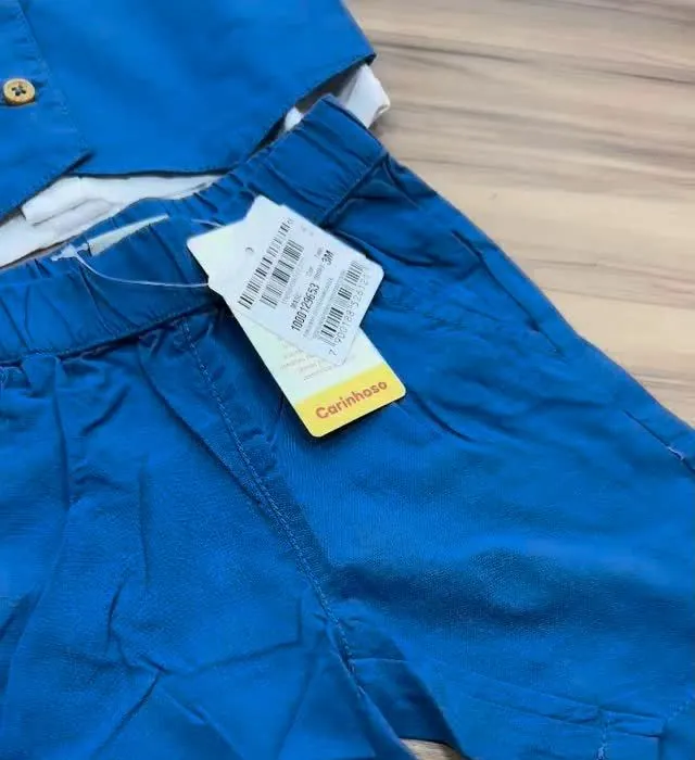 Bermuda infantil azul com etiqueta da marca Carinhoso