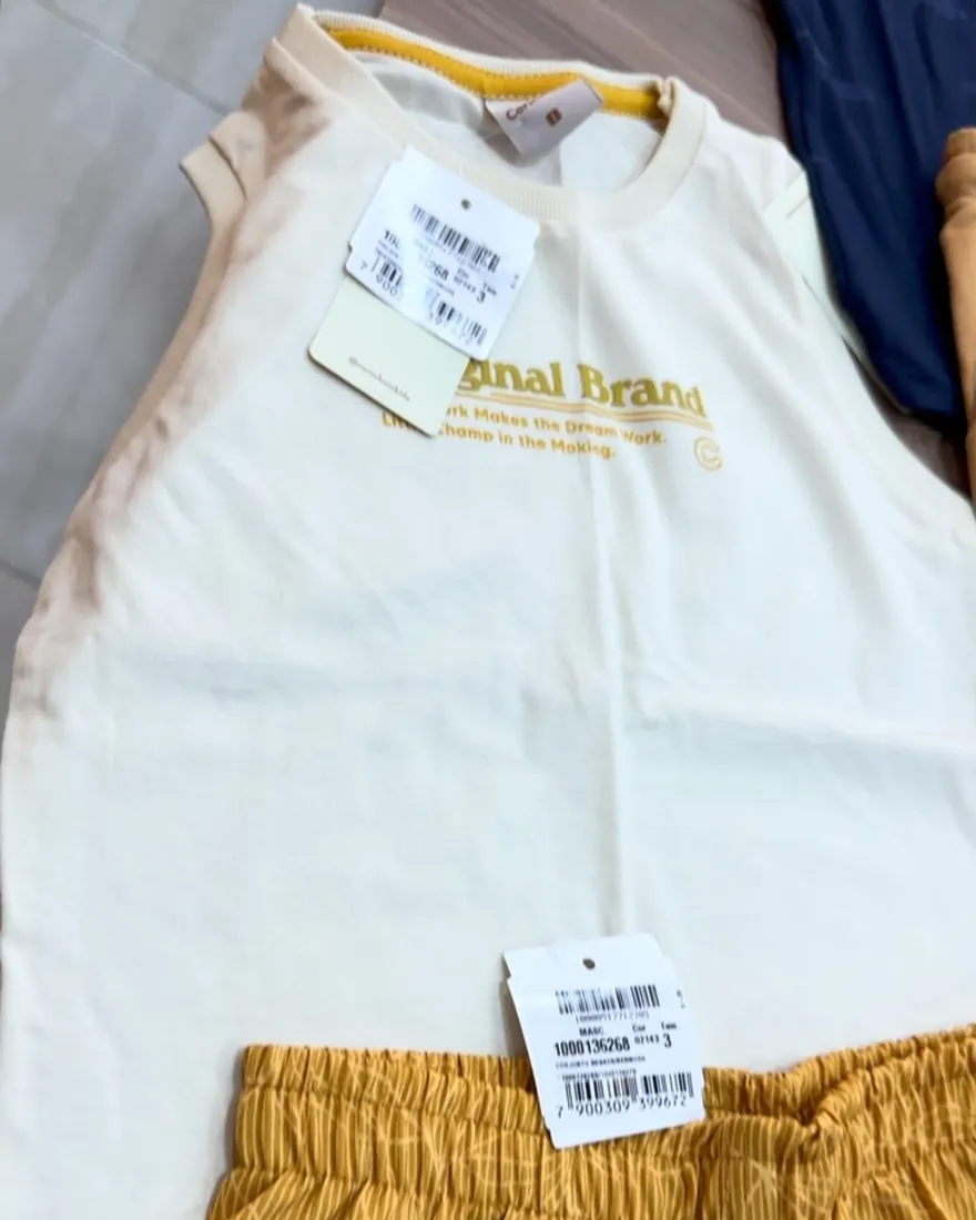 Camiseta infantil off-white com estampa e bermuda mostarda