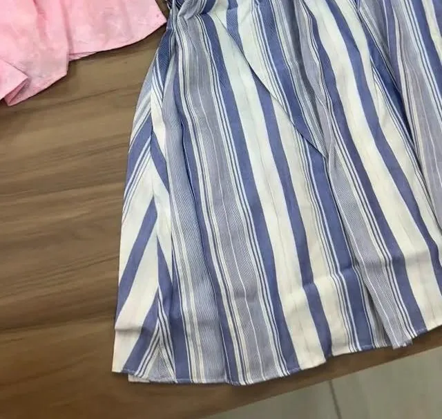 Vestido infantil listrado com alças de laço